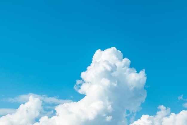 Cielo azul con nubes blancas closeup