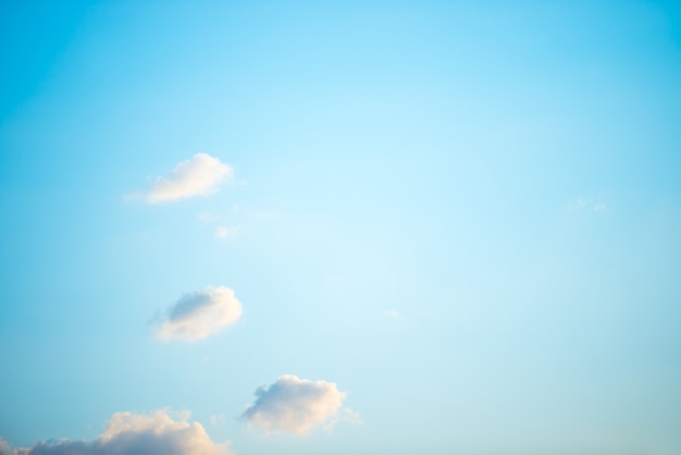 Cielo azul y nubes blancas como fondo de naturaleza