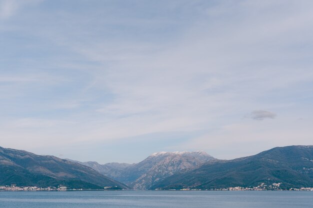 Cielo azul con nubes blancas como la nieve sobre el golfo de kotor en montenegro