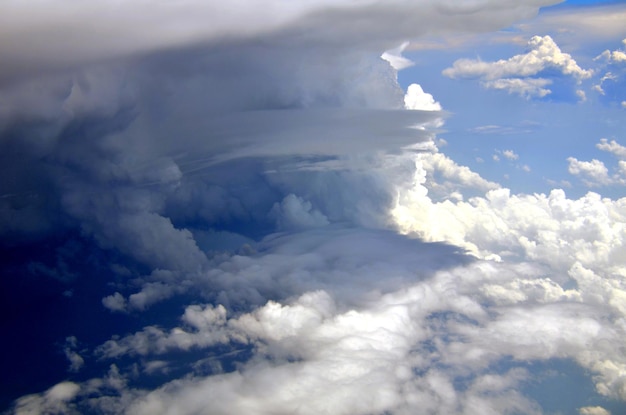 Cielo azul y nubes blancas como la seda con formas impresionantes, vistas sobre las alturas.