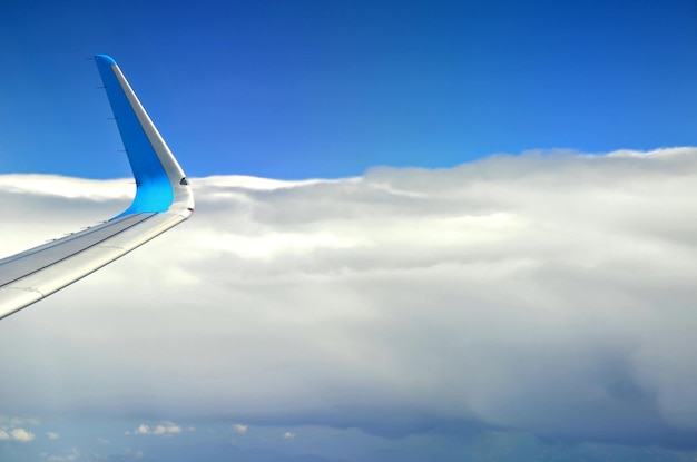 Cielo azul y nubes blancas como la seda con formas impresionantes, vistas sobre las alturas.