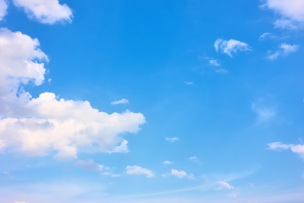 Cielo azul con nubes blancas. , composición copyspace