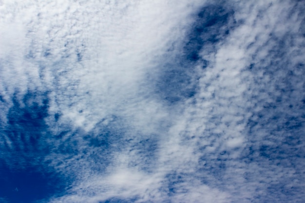 Cielo azul con nubes blancas en el día del sol