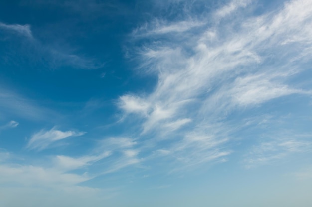 Cielo azul con nubes blancas en un día soleado Fondo de naturaleza de cielo abstracto Hermoso paisaje de nubes de verano