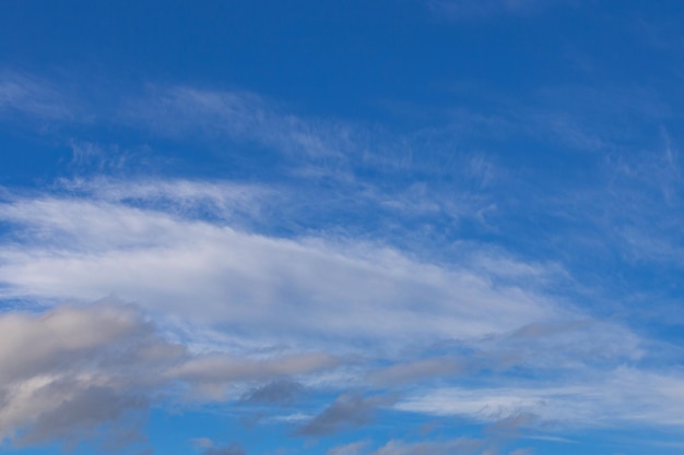 cielo azul con nubes blancas en un día soleado de verano