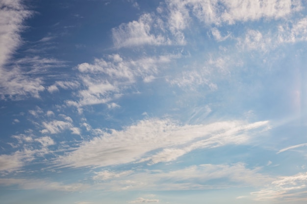 cielo azul en nubes blancas en día de verano