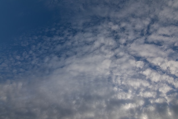 Cielo azul con nubes blancas durante el día.