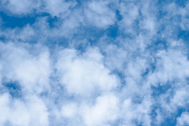Cielo azul y nubes blancas con espacio para texto o imagen