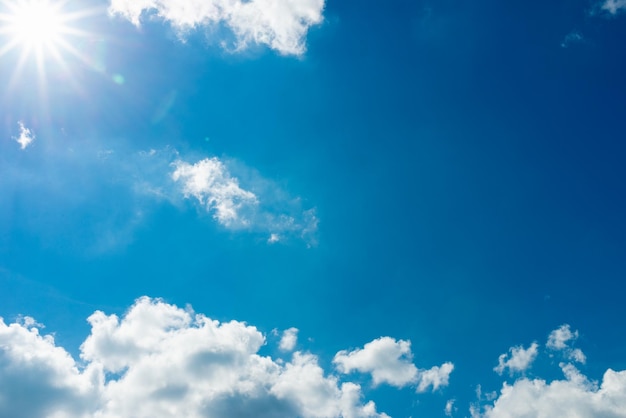 Cielo azul y nubes blancas Espazo de copia de fondo para su texto