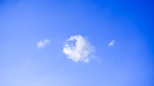 Cielo azul con nubes blancas esponjosas Hermoso fondo de naturaleza