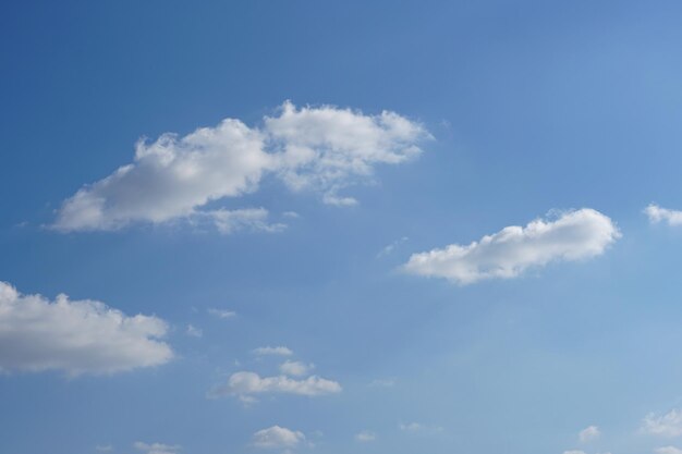 Cielo azul con nubes blancas esponjosas que cambian constantemente de forma