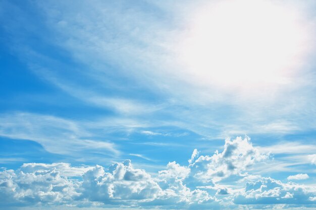 Cielo azul y nubes blancas flotando en el aire.