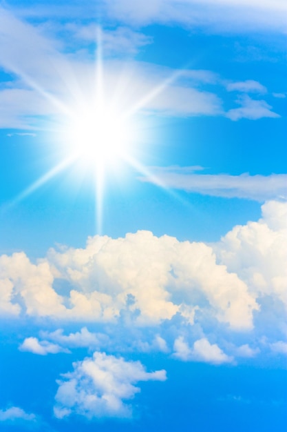 Foto el cielo azul las nubes blancas el fondo del cielo soleado