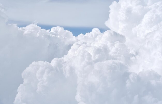 El cielo azul las nubes blancas el fondo del cielo