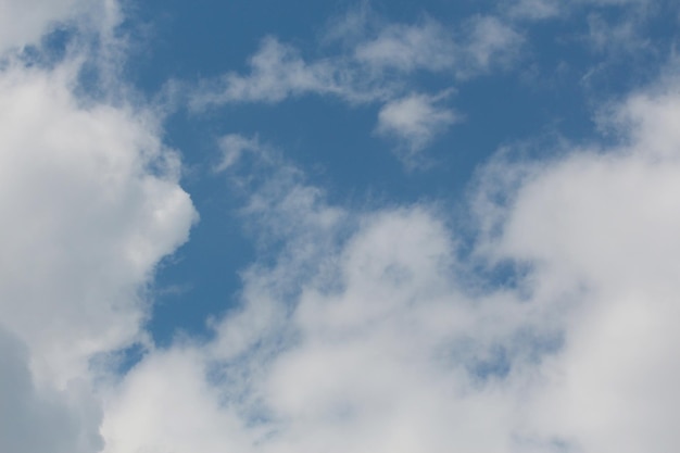 Cielo azul con nubes blancas en el fondo diurno para el diseño en su concepto de idea de trabajo.