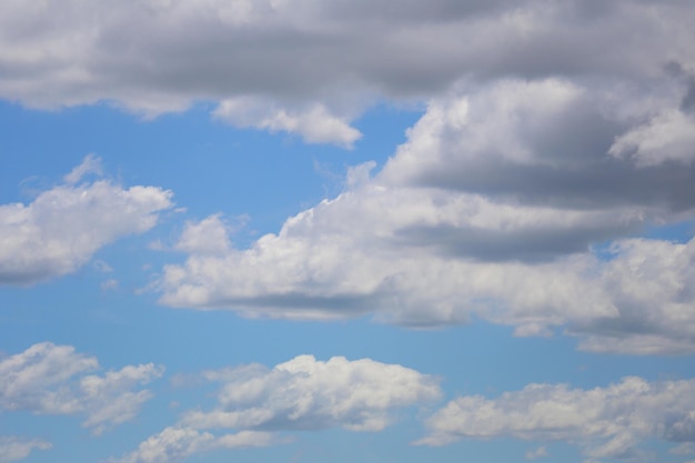 Cielo azul con nubes blancas en el fondo diurno