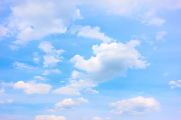 Cielo azul con nubes blancas - fondo con espacio para su propio texto