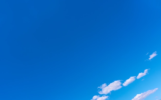 Foto cielo azul con nubes blancas - fondo con espacio para su propio texto