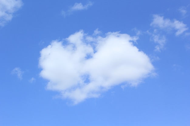 Cielo azul con nubes blancas Fondo de naturaleza