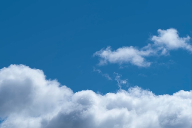 Foto cielo azul con nubes blancas fondo de paisaje celestial