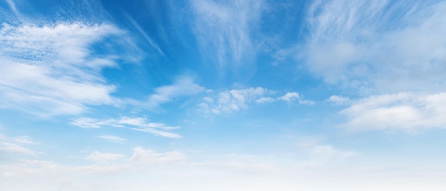 Cielo azul con nubes blancas de fondo xD