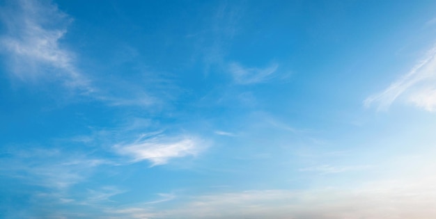 Cielo azul con nubes blancas de fondo xD