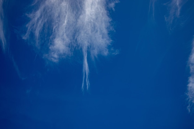 cielo azul con nubes blancas en el fondo