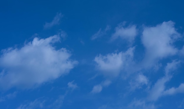 Cielo azul y nubes blancas para el fondo