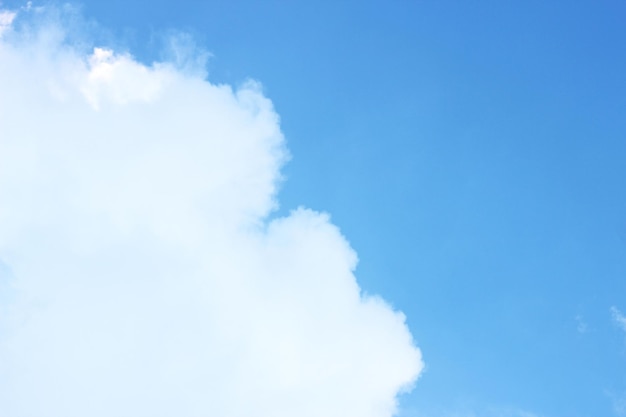 Cielo azul con nubes blancas para el fondo