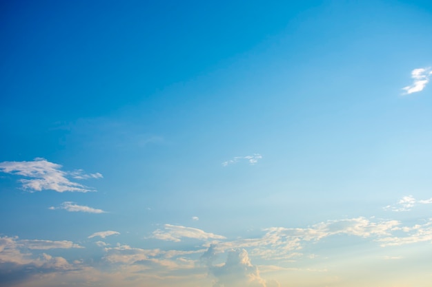 Cielo azul y nubes blancas, la frescura del nuevo día. El fondo azul brillante da una sensación de relajación como en el cielo, el paisaje del cielo azul y la luz del sol.