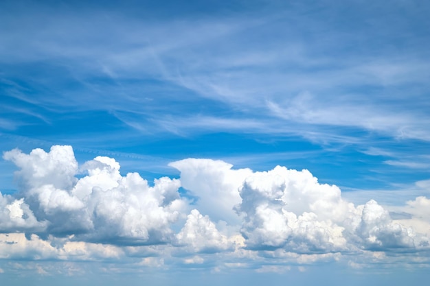 Cielo azul con nubes blancas y grises