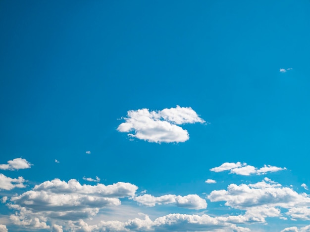 Cielo azul con nubes blancas a la luz del sol