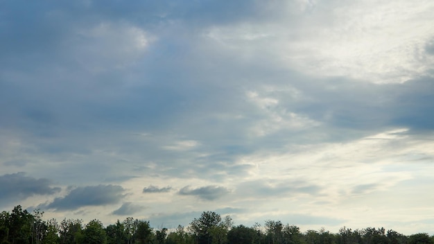 Foto cielo azul con nubes blancas en movimiento antes de la lluvia en el fondo