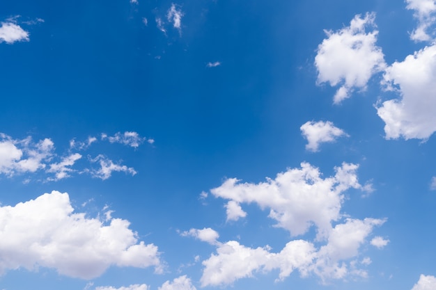 El cielo azul con nubes blancas en movimiento