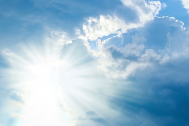 Un cielo azul nubes blancas en la naturaleza clima de verano