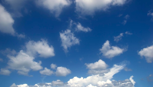 cielo azul nubes blancas naturaleza