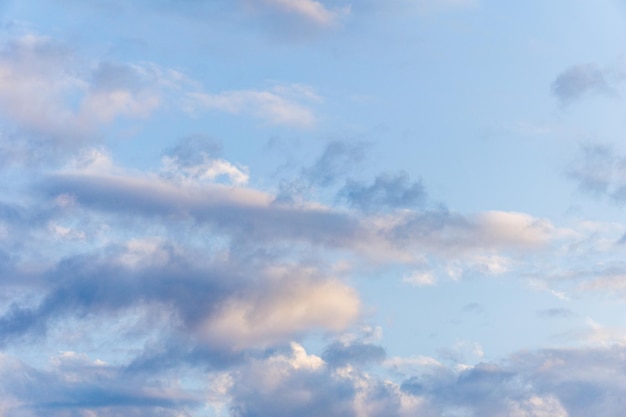 Cielo azul con nubes blancas o textura de fondo abstracto