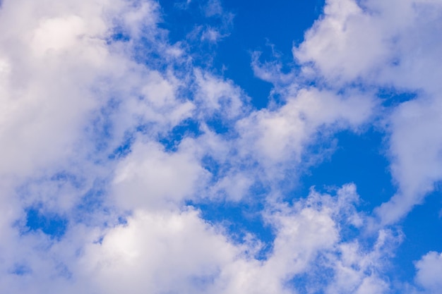 Cielo azul con nubes blancas o textura de fondo abstracto