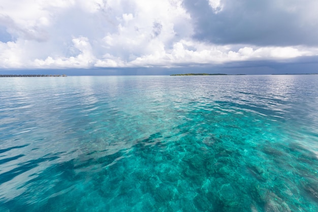 Cielo azul con nubes blancas, paisajes marinos naturales sobre el mar azul y reflejados en la superficie del agua