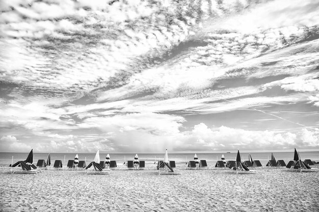 Cielo azul con nubes blancas y playa de mar en Estados Unidos