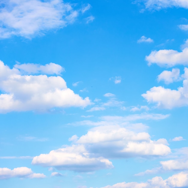 El cielo azul con nubes blancas, se puede utilizar como fondo. Cloudscape