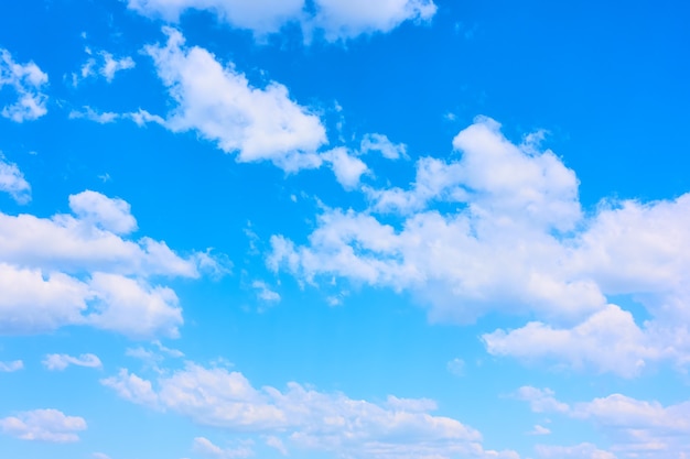 Cielo azul con nubes blancas, puede utilizarse como fondo