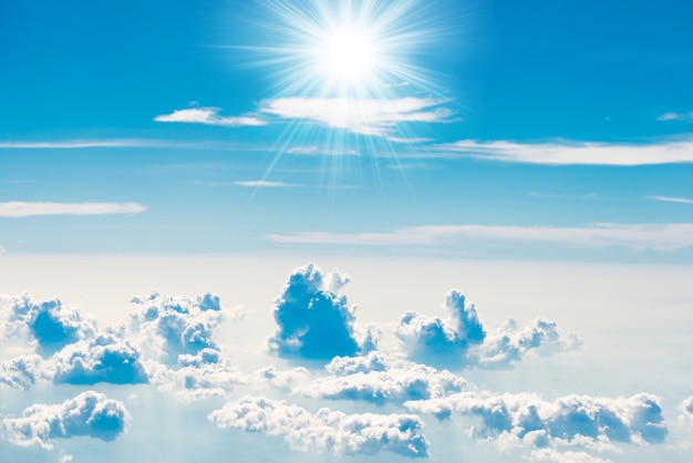 Cielo azul con nubes blancas y rayos de sol brillantes sobre la vista aérea desde un fondo de cielo azul de naturaleza plana