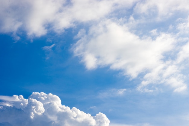 Cielo azul con nubes blancas y reflejo del sol