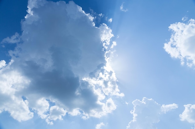 Cielo azul con nubes blancas sol bloqueado