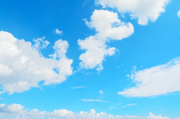 Cielo azul con nubes blancas suaves