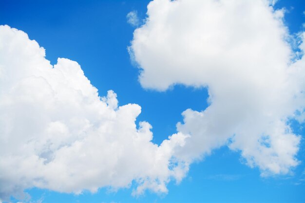 Cielo azul con nubes blancas suaves