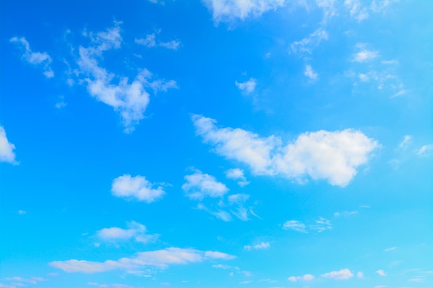 Cielo azul con nubes blancas suaves