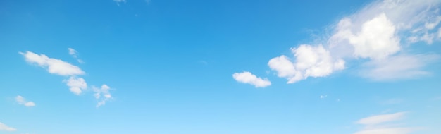 Cielo azul con nubes blancas suaves