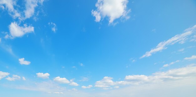 Cielo azul con nubes blancas suaves